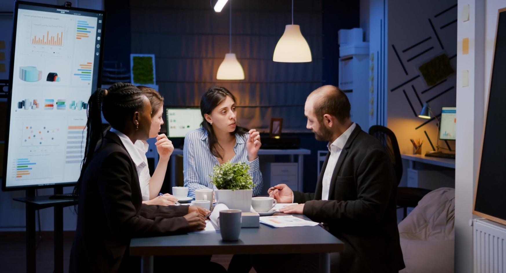 Équipe travaillant sur projections financières